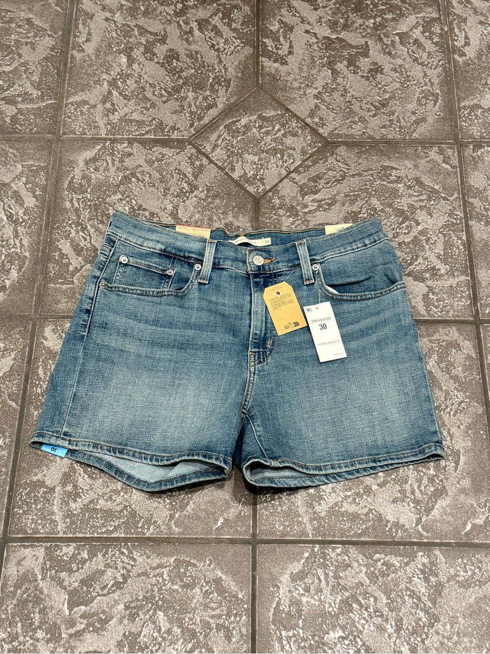 Levi’s Mid Length Denim Shorts Size 30 NWT Light Wash Mid Rise 4” Inseam - Picture 1 of 5